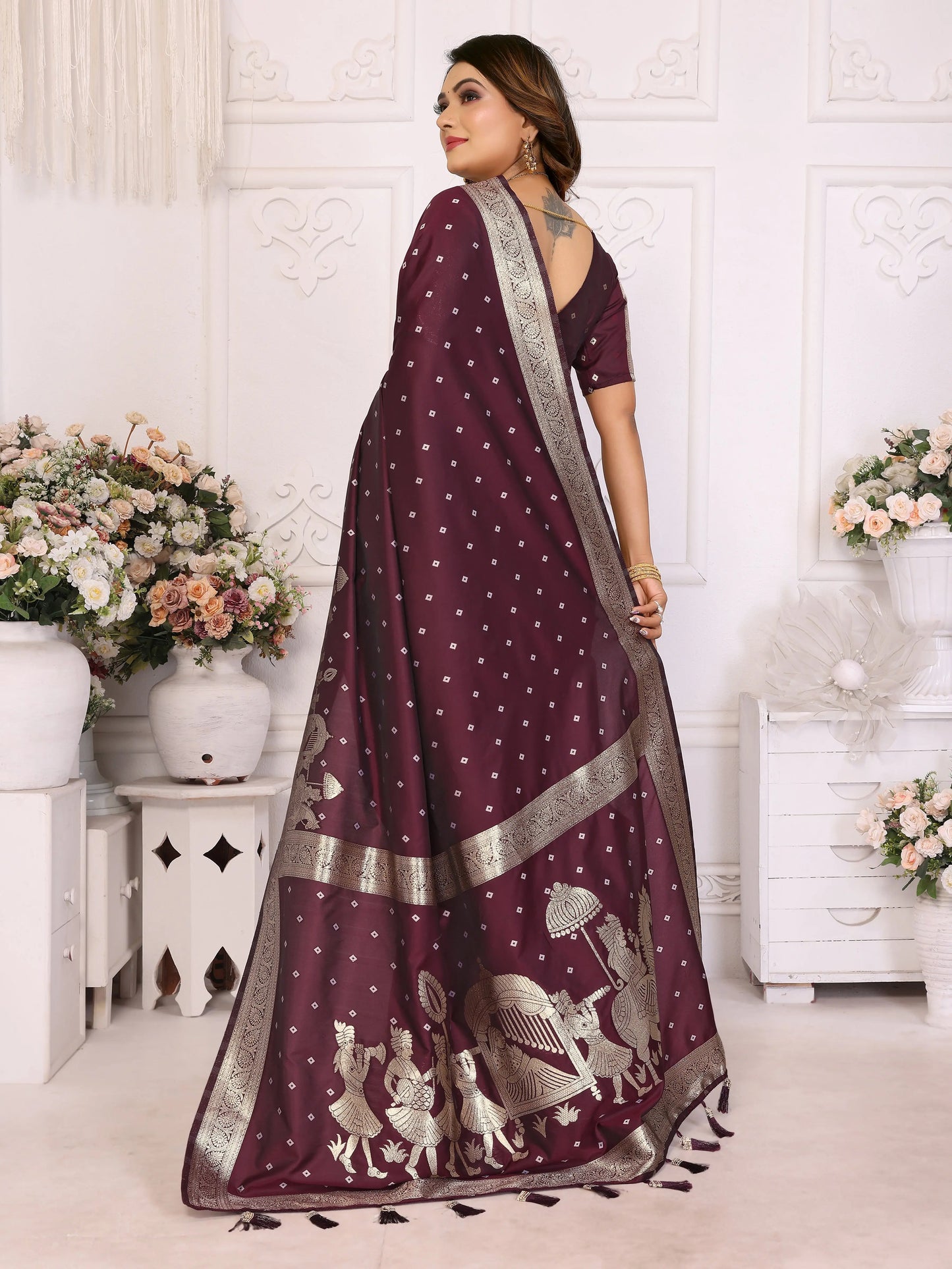 MoonPalav Traditional Indian Saree with Intricate Zari Design Moonpalav