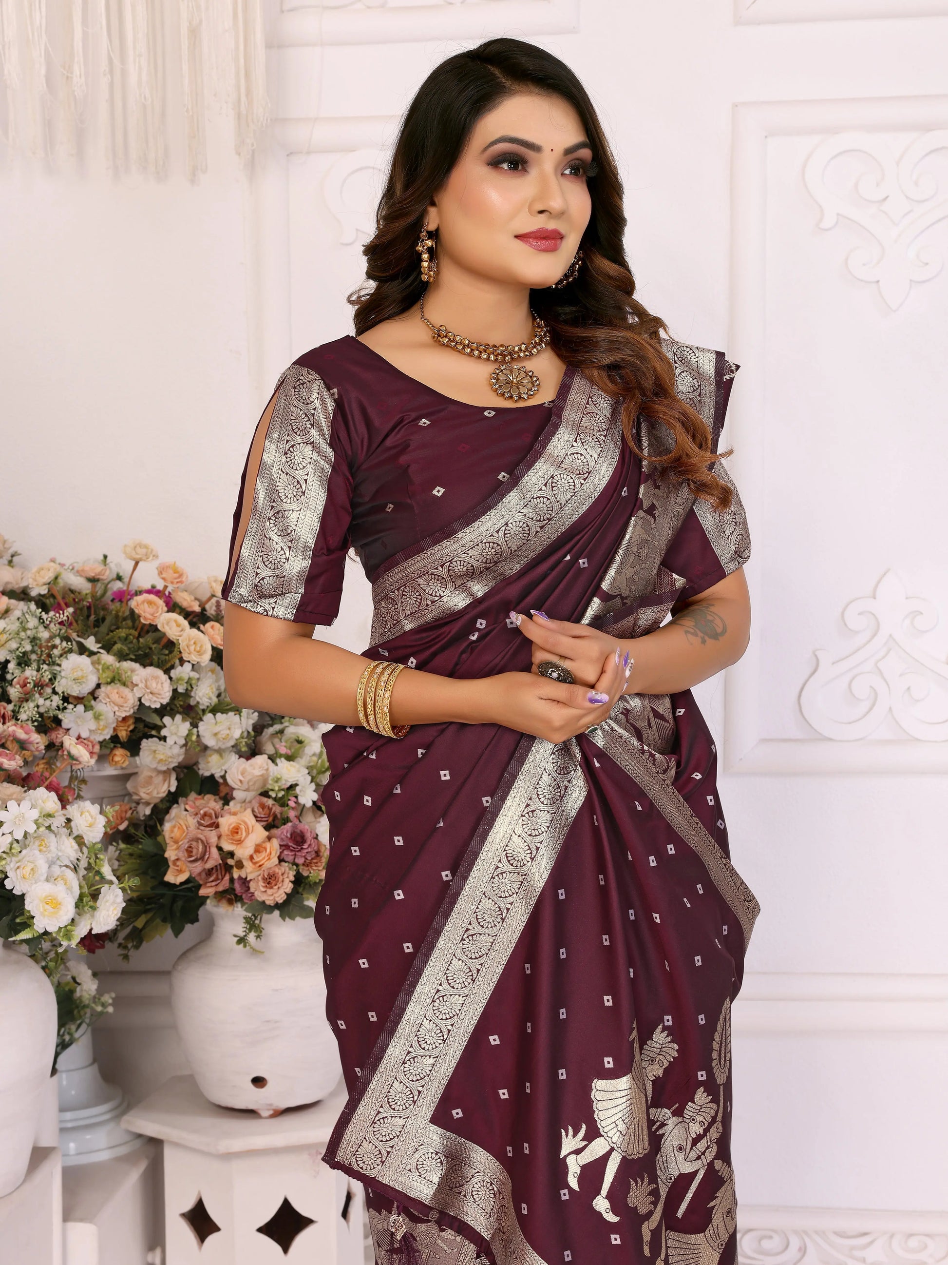 MoonPalav Traditional Indian Saree with Intricate Zari Design Moonpalav