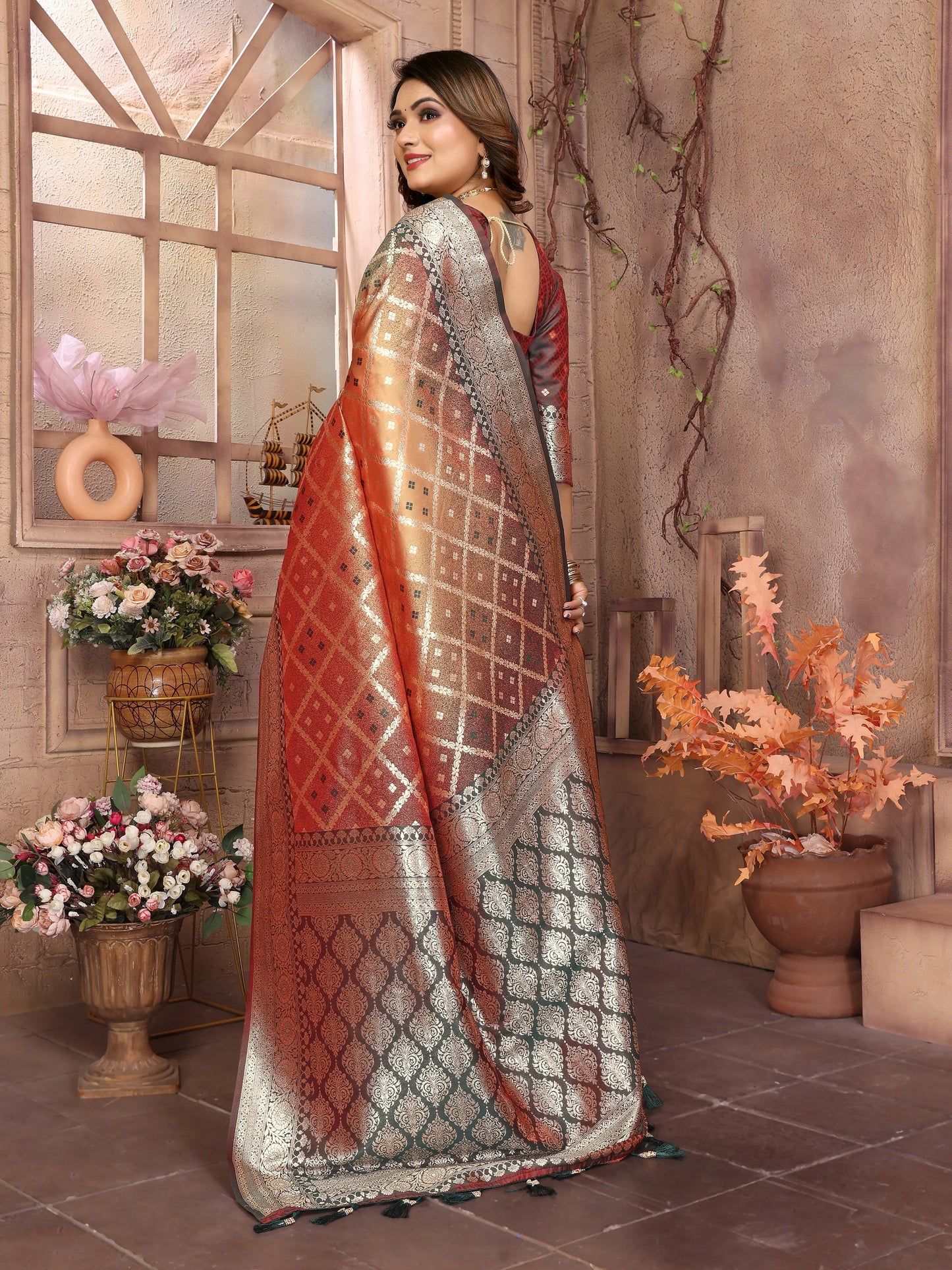 MoonPalav Opulent Silk Saree with Intricate Design Moonpalav